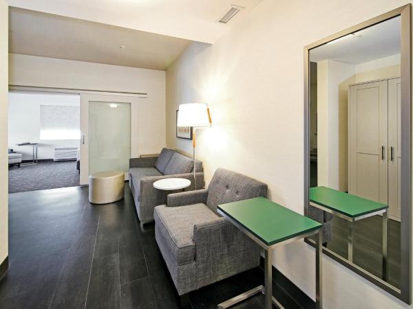 Holiday Inn Hotel & Suites - Calgary Airport North, an IHG Hotel : photo 9 de la chambre suite 1 chambre lit king-size