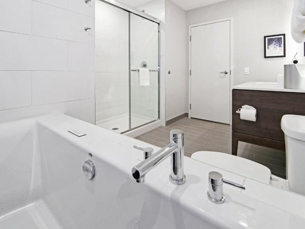 Holiday Inn Hotel & Suites - Calgary Airport North, an IHG Hotel : photo 3 de la chambre suite 1 chambre lit king-size