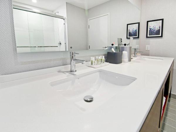Holiday Inn Hotel & Suites - Calgary Airport North, an IHG Hotel : photo 7 de la chambre suite 1 chambre lit king-size
