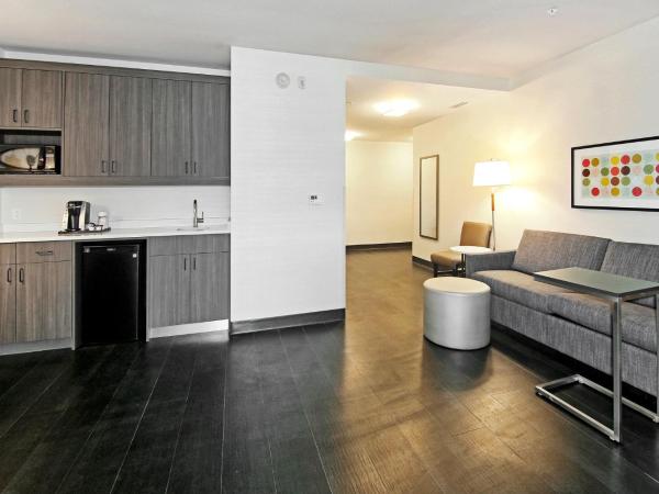 Holiday Inn Hotel & Suites - Calgary Airport North, an IHG Hotel : photo 1 de la chambre suite 1 chambre lit king-size