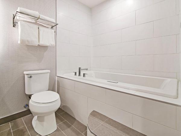 Holiday Inn Hotel & Suites - Calgary Airport North, an IHG Hotel : photo 1 de la chambre suite 1 chambre lit king-size