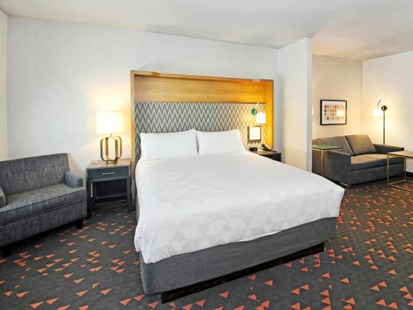 Holiday Inn Hotel & Suites - Calgary Airport North, an IHG Hotel : photo 3 de la chambre suite lit king-size – non-fumeurs