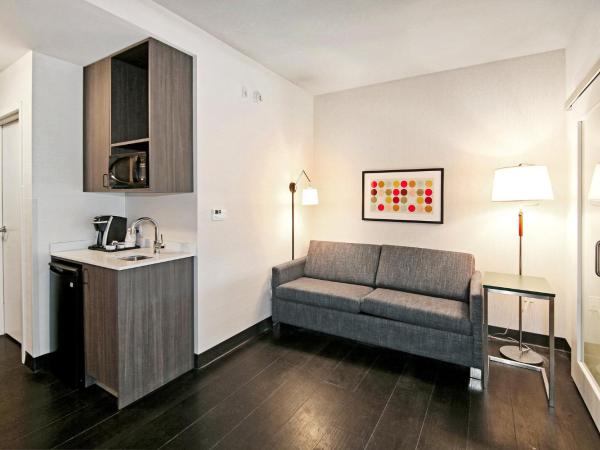 Holiday Inn Hotel & Suites - Calgary Airport North, an IHG Hotel : photo 2 de la chambre suite 1 chambre avec 2 lits queen-size