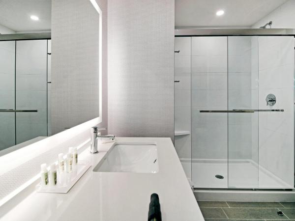 Holiday Inn Hotel & Suites - Calgary Airport North, an IHG Hotel : photo 10 de la chambre suite deluxe