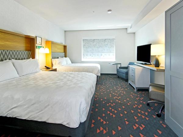 Holiday Inn Hotel & Suites - Calgary Airport North, an IHG Hotel : photo 1 de la chambre suite 1 chambre avec 2 lits queen-size