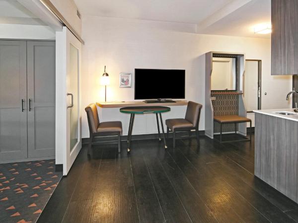 Holiday Inn Hotel & Suites - Calgary Airport North, an IHG Hotel : photo 3 de la chambre suite 1 chambre avec 2 lits queen-size