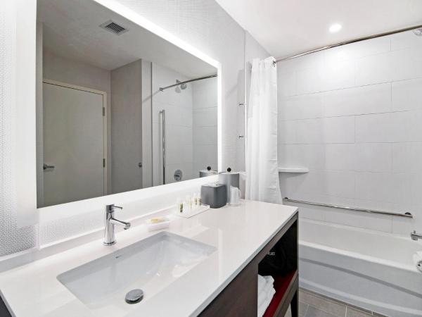 Holiday Inn Hotel & Suites - Calgary Airport North, an IHG Hotel : photo 4 de la chambre chambre standard avec 2 lits queen-size