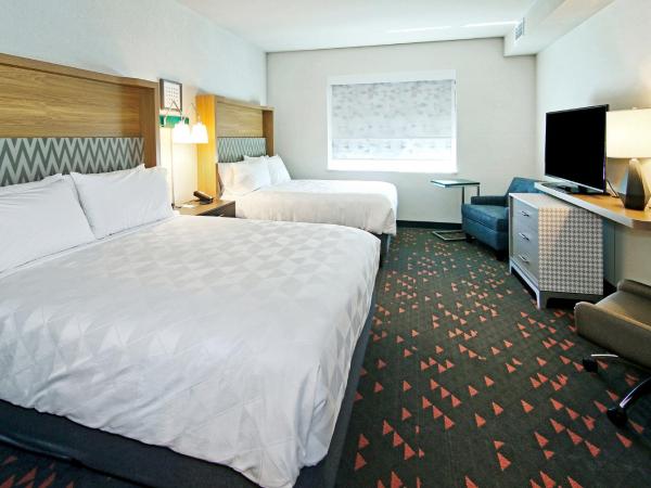 Holiday Inn Hotel & Suites - Calgary Airport North, an IHG Hotel : photo 5 de la chambre chambre standard avec 2 lits queen-size