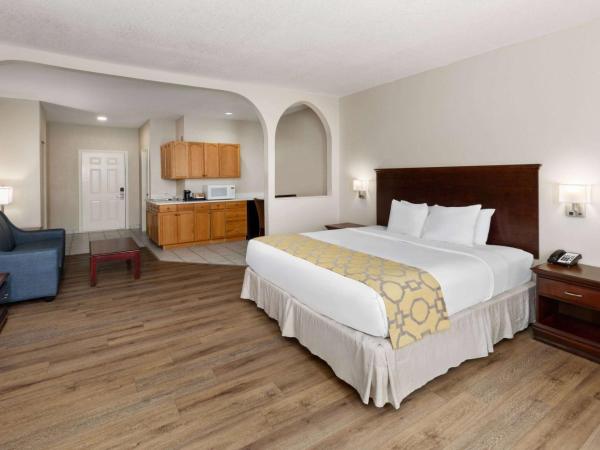 Baymont by Wyndham Houston Brookhollow : photo 1 de la chambre suite lit king-size – non-fumeurs