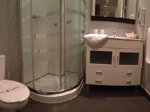 Hostal San Sebastian Centro : photo 8 de la chambre chambre triple