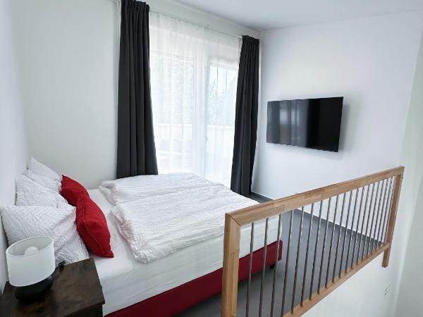 Grazora Living Apartments : photo 10 de la chambre suite lit king-size avec balcon