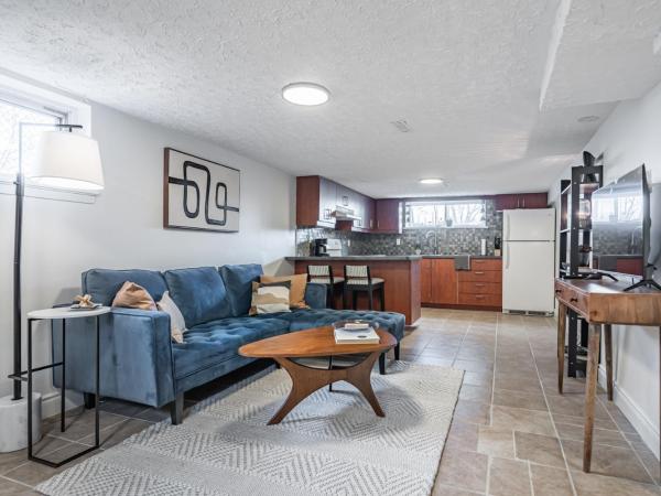 COZY 2-BEDROOM BASEMENT SUITE : photo 3 de la chambre villa 2 chambres :