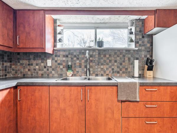 COZY 2-BEDROOM BASEMENT SUITE : photo 10 de la chambre villa 2 chambres :