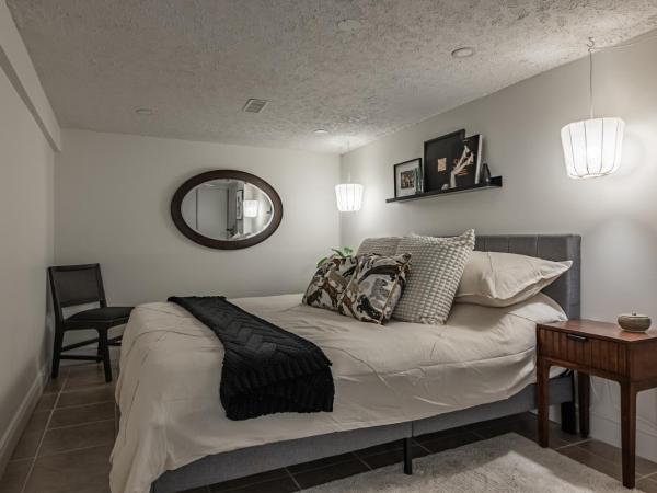 COZY 2-BEDROOM BASEMENT SUITE : photo 7 de la chambre villa 2 chambres :