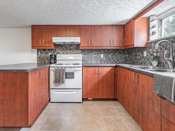 COZY 2-BEDROOM BASEMENT SUITE : photo 8 de la chambre villa 2 chambres :