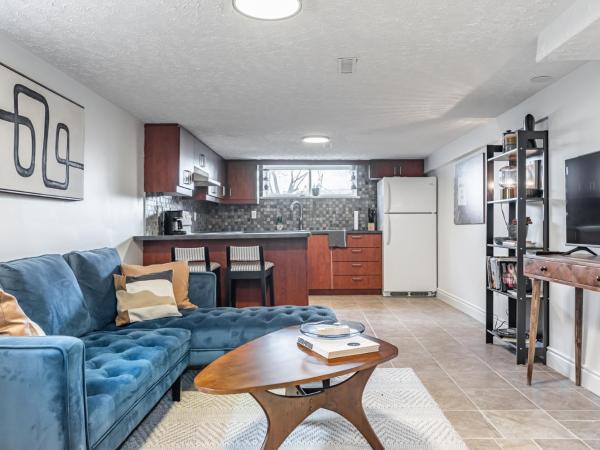 COZY 2-BEDROOM BASEMENT SUITE : photo 2 de la chambre villa 2 chambres :
