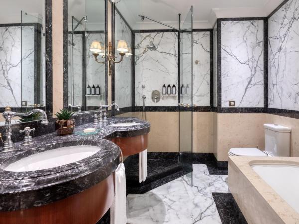 Hotel Grande Bretagne, a Luxury Collection Hotel, Athens : photo 5 de la chambre chambre classique avec 1 lit king-size - vue sur cour