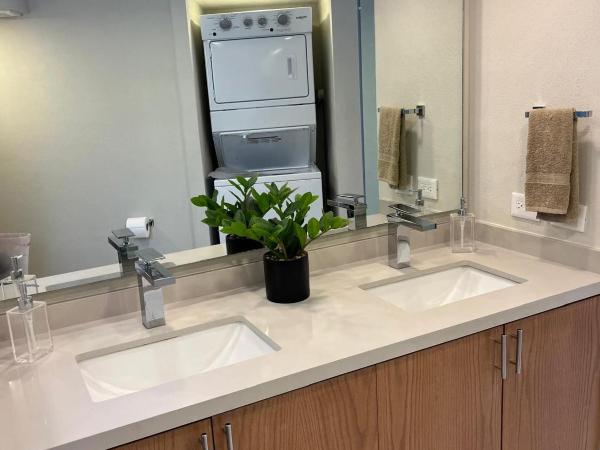 Vidalia - Modern Condos with Rooftop Terrace and Gym : photo 5 de la chambre appartement avec balcon