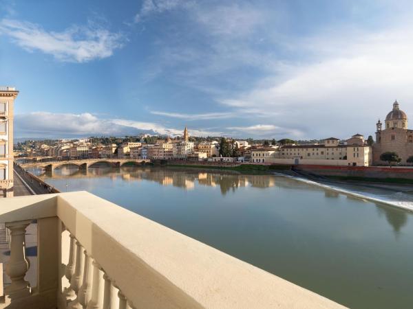 The St. Regis Florence : photo 2 de la chambre suite 1 chambre lit king-size - vue sur fleuve arno - bottega veneta