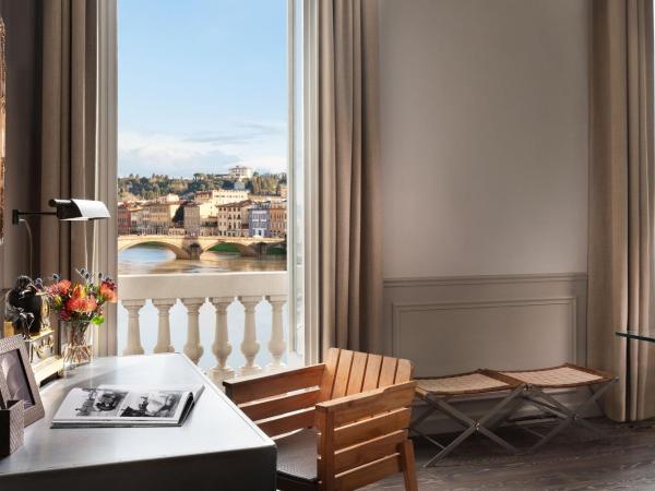 The St. Regis Florence : photo 5 de la chambre suite 1 chambre lit king-size - vue sur fleuve arno - bottega veneta