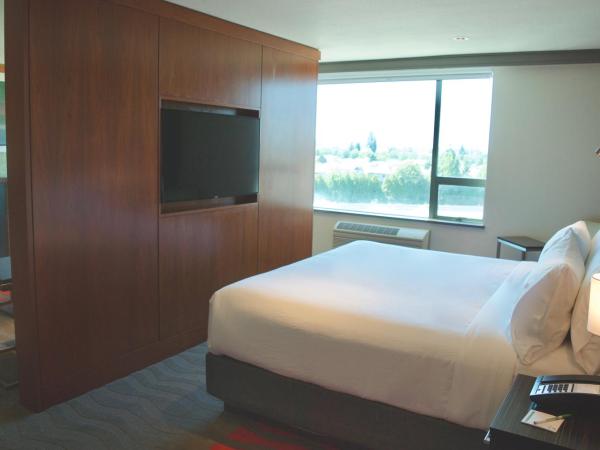 Holiday Inn Vancouver Airport Richmond, an IHG Hotel : photo 2 de la chambre suite lit king-size avec canapé-lit