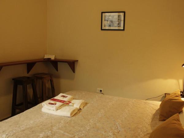 Sabatico Travelers Hostel & Guesthouse : photo 7 de la chambre chambre double avec salle de bains commune