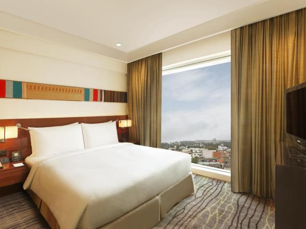 Hilton Chennai : photo 9 de la chambre suite lit king-size deluxe - accès au salon