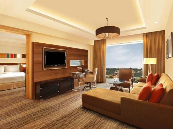 Hilton Chennai : photo 8 de la chambre suite lit king-size deluxe - accès au salon