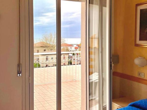 Hotel Villa dei Fiori - sul mare con piscina : photo 6 de la chambre chambre double - vue sur mer