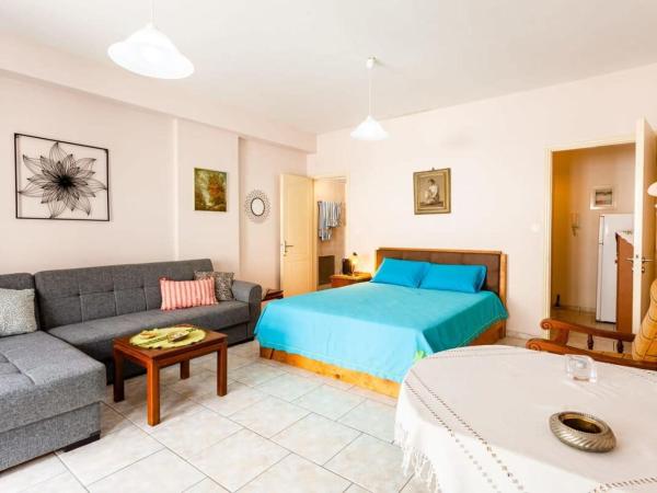 Kalamata City Nest - Central & Cozy Hideout : photo 1 de la chambre studio avec balcon