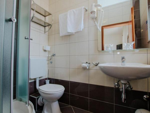 Hotel Vila Tina : photo 2 de la chambre chambre triple avec balcon - vue sur mer