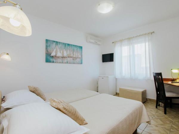 Hotel Vila Tina : photo 1 de la chambre chambre double Économique