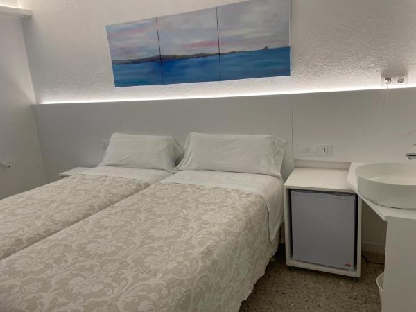 Hostal Marina Cadaqués : photo 5 de la chambre chambre lits jumeaux standard