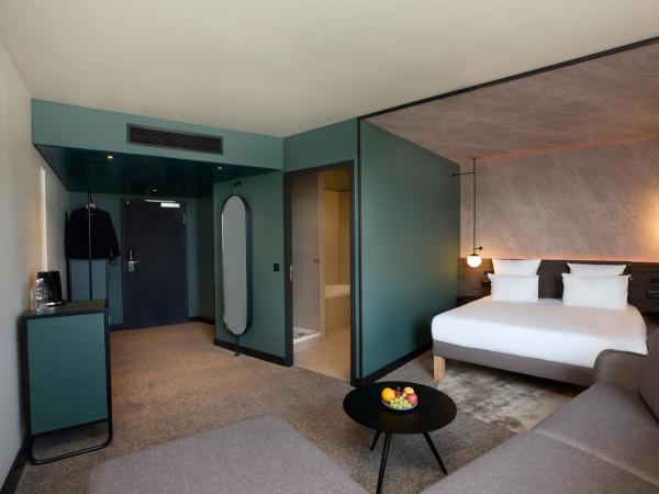 Novotel Bern Expo : photo 3 de la chambre suite junior avec 1 lit queen-size et canapé