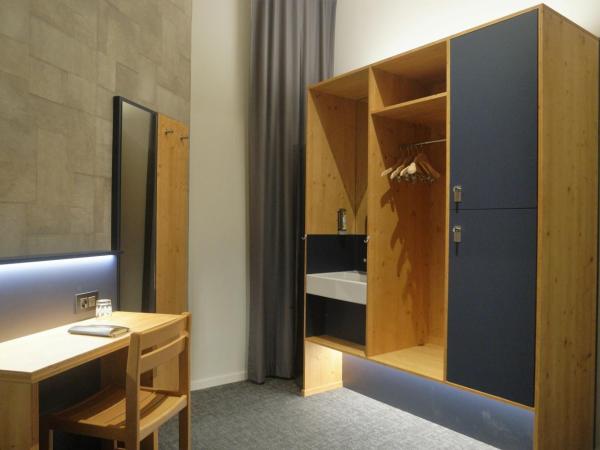 Villars Lodge : photo 3 de la chambre chambre simple avec toilettes et douche communes