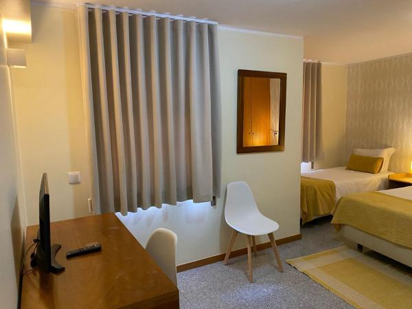 Enjoy Viana - Guest House : photo 3 de la chambre chambre triple avec salle de bains privative