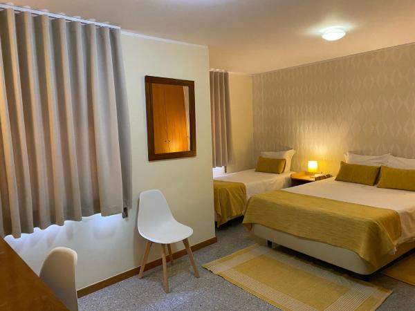Enjoy Viana - Guest House : photo 2 de la chambre chambre triple avec salle de bains privative