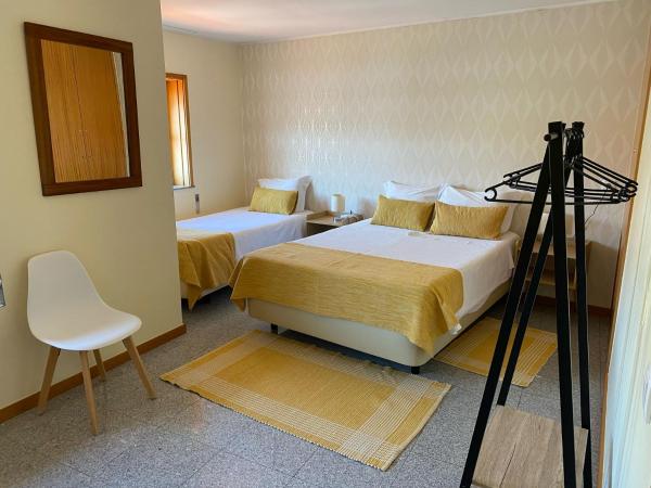 Enjoy Viana - Guest House : photo 4 de la chambre chambre triple avec salle de bains privative