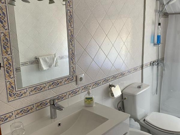 Enjoy Viana - Guest House : photo 2 de la chambre chambre double avec salle de bains privative