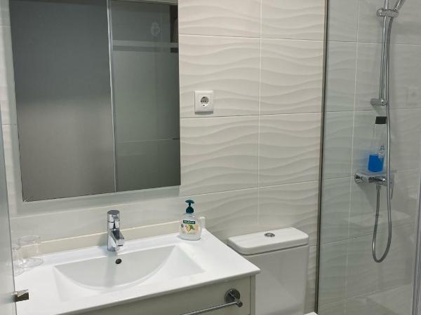 Enjoy Viana - Guest House : photo 5 de la chambre chambre triple premium avec salle de bains privative