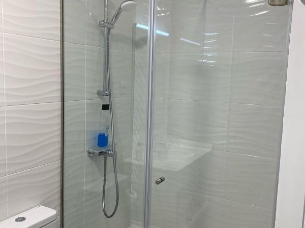 Enjoy Viana - Guest House : photo 4 de la chambre chambre triple premium avec salle de bains privative