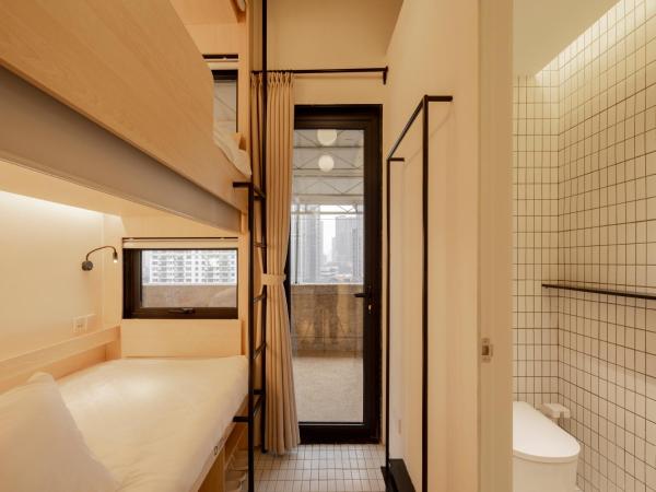 Hi Cozy International Youth Hostel East Nanjing Road & The Bund - Free Coffee and Gym : photo 1 de la chambre bed in 2-bed female dormitory room with private bathroom and balcony