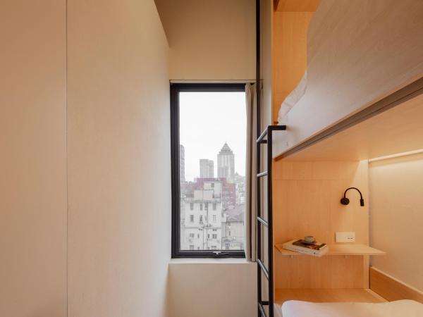 Hi Cozy International Youth Hostel East Nanjing Road & The Bund - Free Coffee and Gym : photo 5 de la chambre bed in 2-bed female dormitory room with private bathroom and window