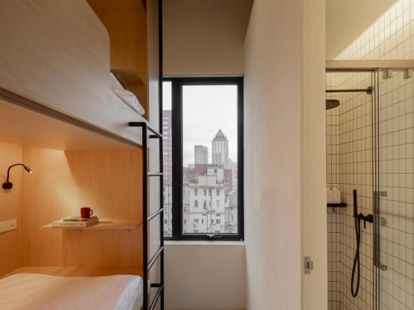 Hi Cozy International Youth Hostel East Nanjing Road & The Bund - Free Coffee and Gym : photo 1 de la chambre bed in 2-bed female dormitory room with private bathroom and window