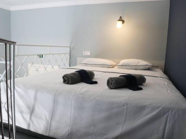 Troon of Athens Apartments : photo 10 de la chambre nemo's stairs apartment