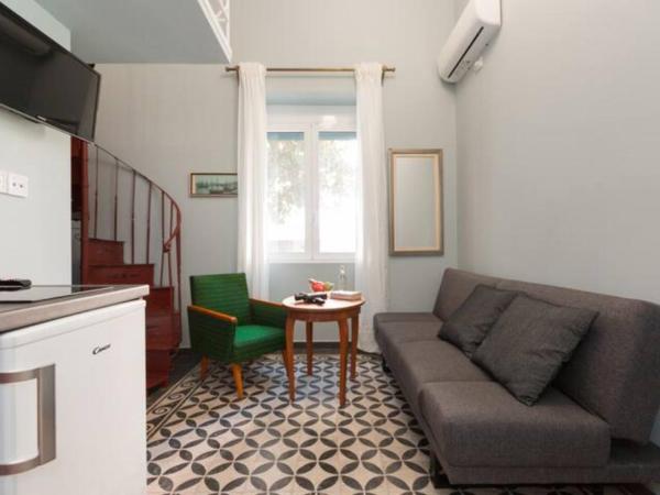 Troon of Athens Apartments : photo 8 de la chambre nemo's stairs apartment