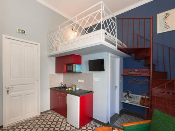 Troon of Athens Apartments : photo 7 de la chambre nemo's stairs apartment