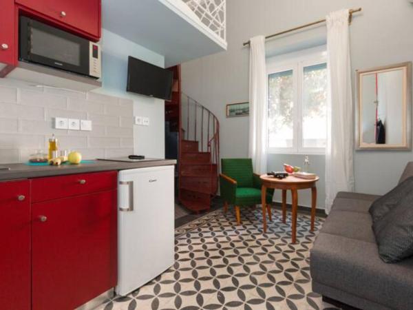 Troon of Athens Apartments : photo 5 de la chambre nemo's stairs apartment