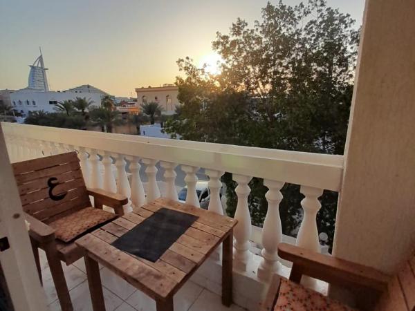 Comfortable Private Rooms in Compound Housing : photo 5 de la chambre chambre double deluxe avec balcon