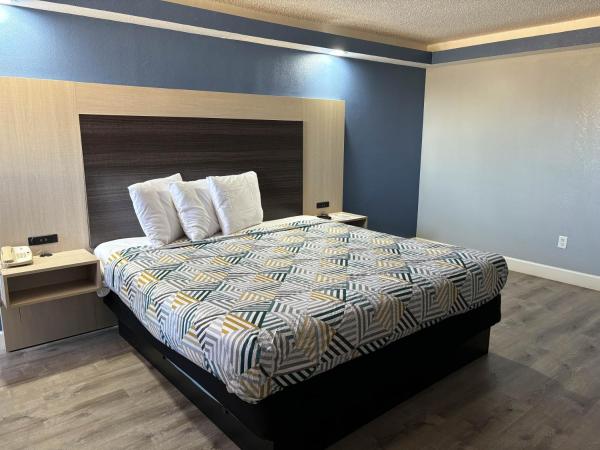 Studio 6 Suites Memphis, TN East Memphis : photo 10 de la chambre hébergement lit king-size - fumeurs